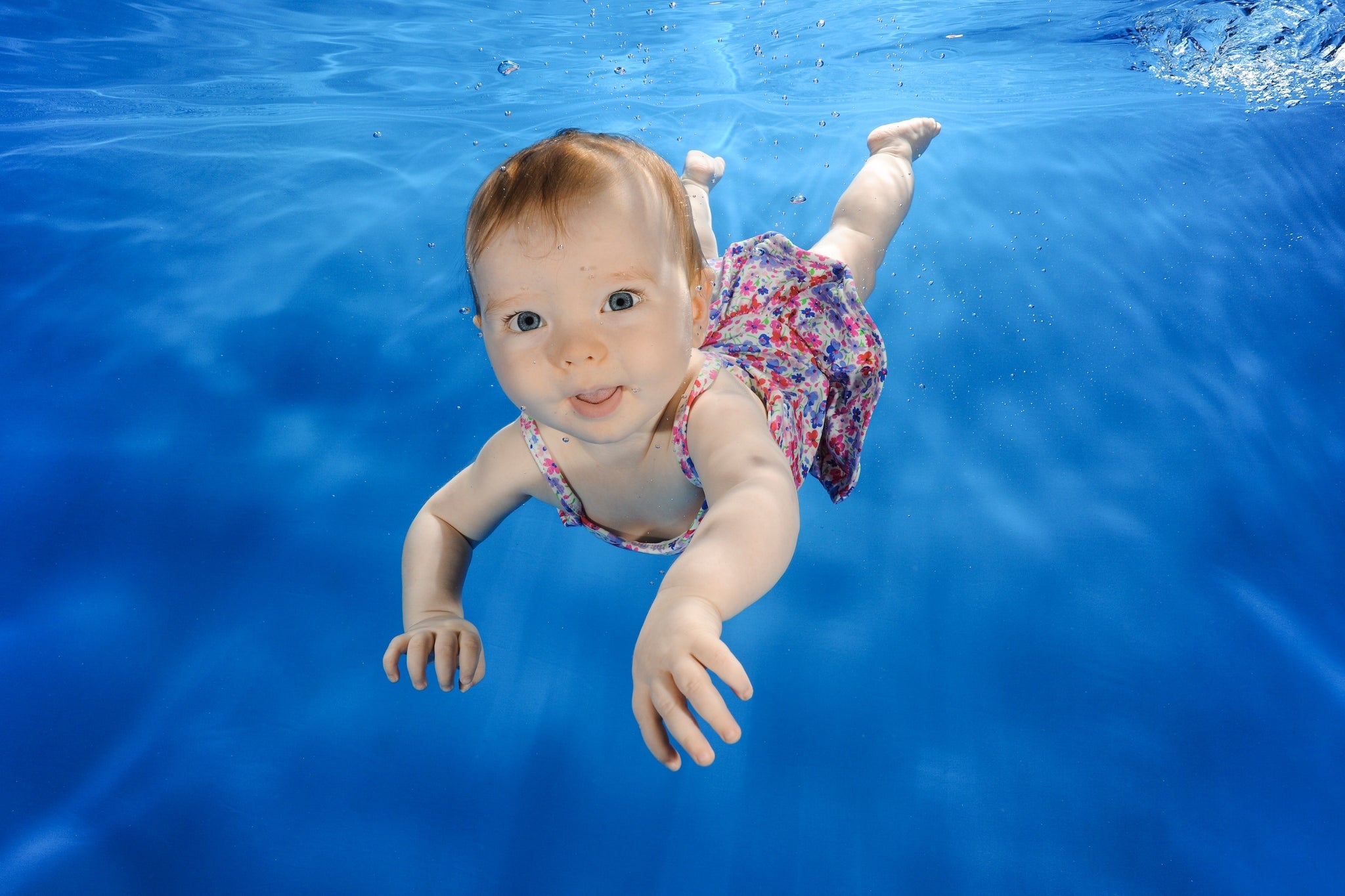 little girl at underwater photoshoot